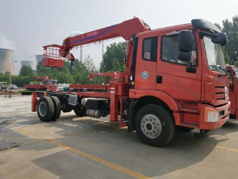 點(diǎn)擊查看詳細信息<br>標題：6.3噸大運隨車(chē)吊 閱讀次數：1718